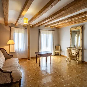 Lo Palauet De La Muralla Bed and breakfast